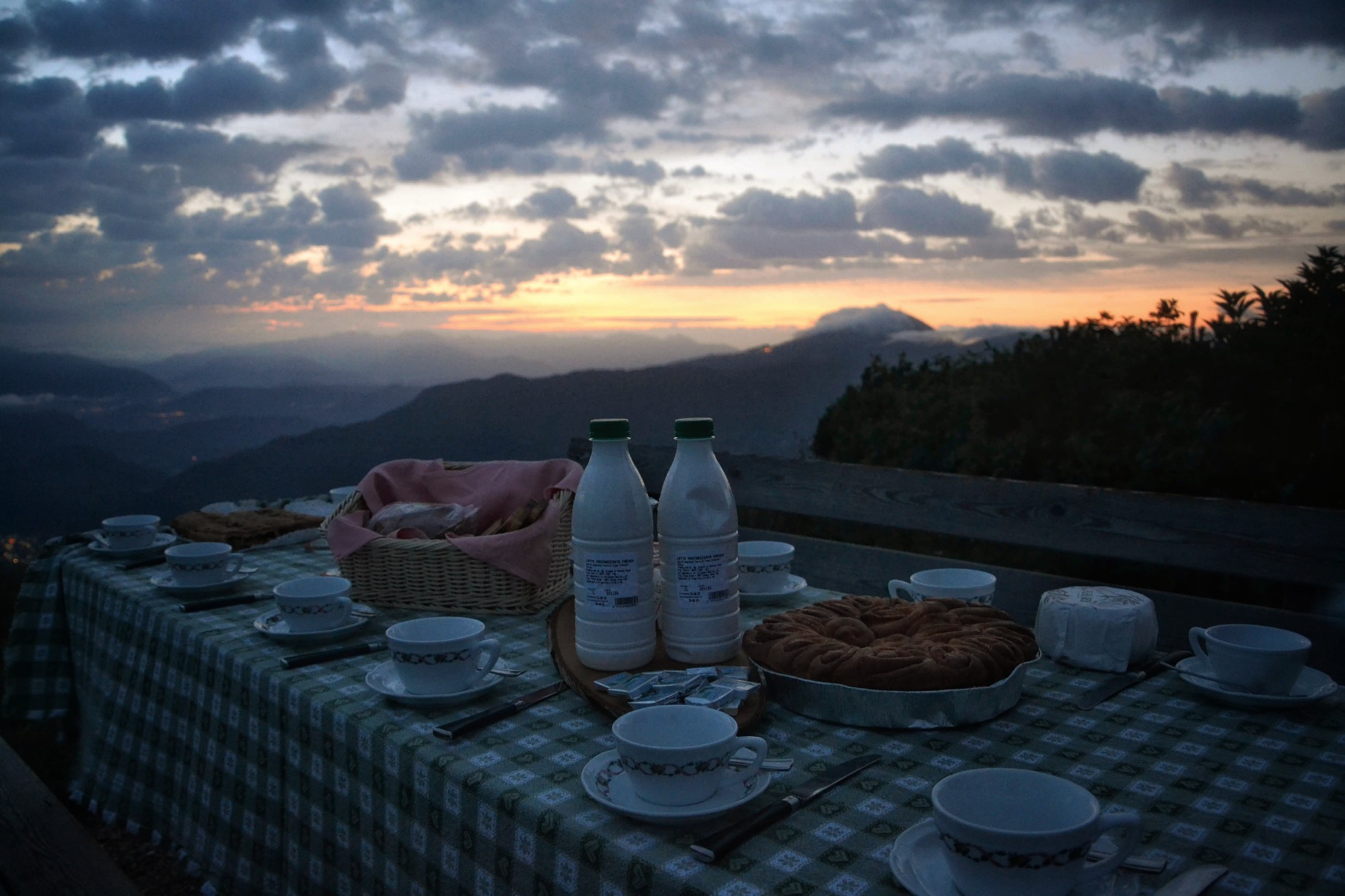 Colazione all'alba sulla cima del Casale